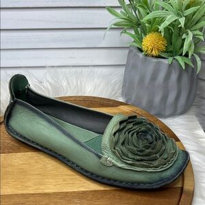 L'ARTISTE Dezi Green Leather Floral Detail Slip On Loafers Flats Casual 42/10.5